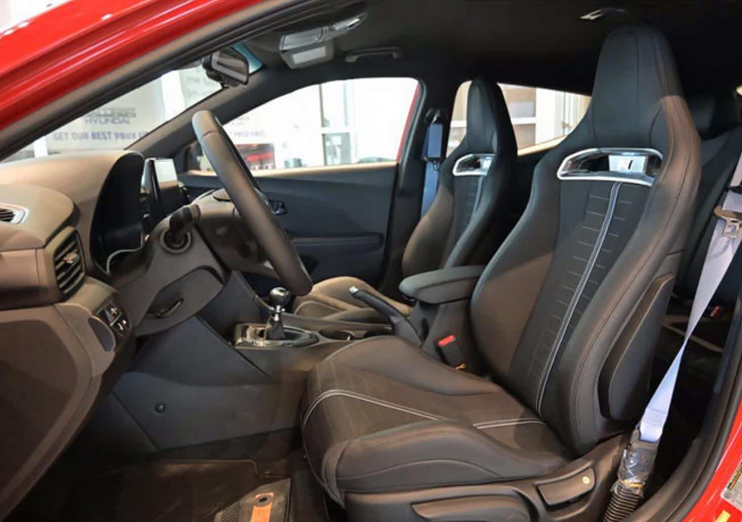 内饰方面,全新飞思n标配一体式的座椅以及三辐式运动方向盘,同时在