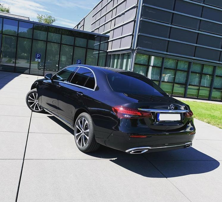 大气豪华的风格 新款奔驰e级立标实车