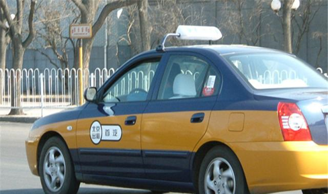 自动挡汽车方便又舒适,为啥出租车不用?老司机:差点把车赔进去