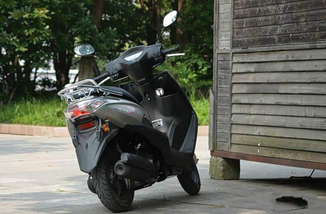 6998元,诚意满满,新大洲本田日常通勤实用的ns125d静态测评