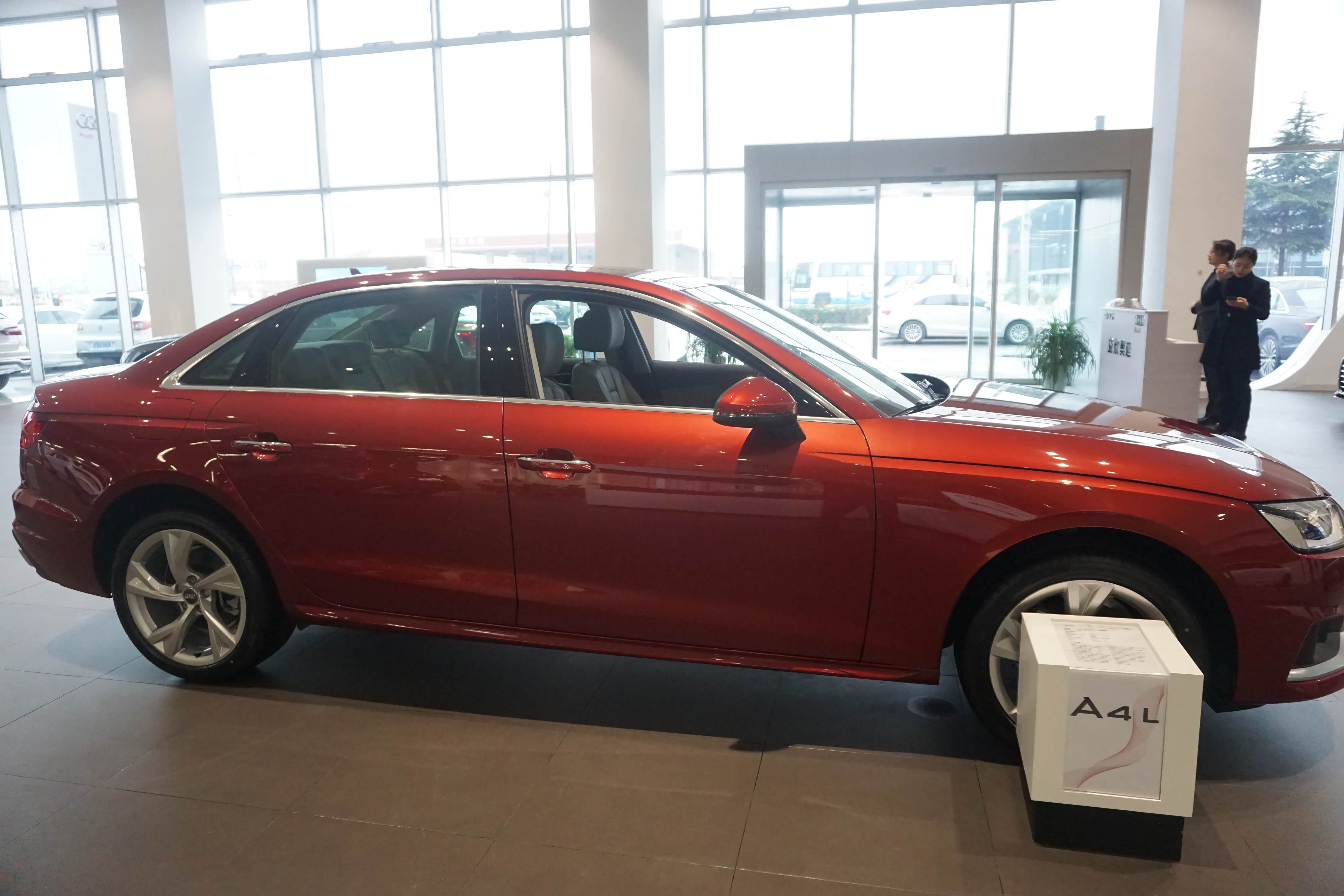 实拍2020款奥迪a4l,斗牛士红很帅气,2.0t油耗6.1l配定速巡航