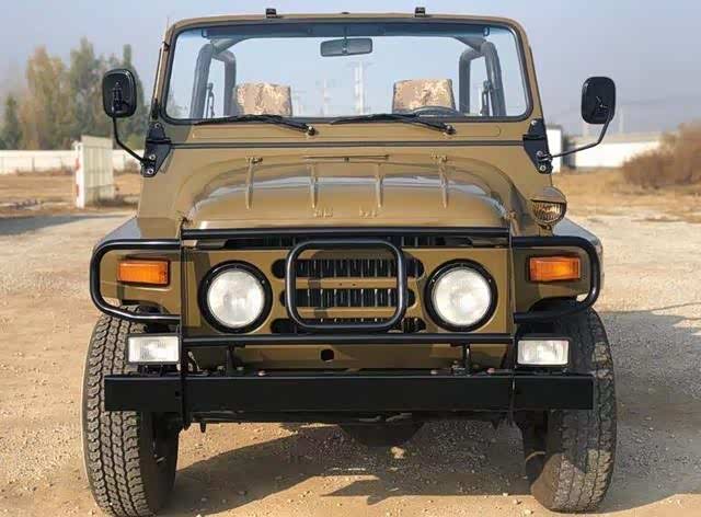 偶遇阅兵版北汽bj212,底盘升级不输jeep牧马人,魅力不减当年