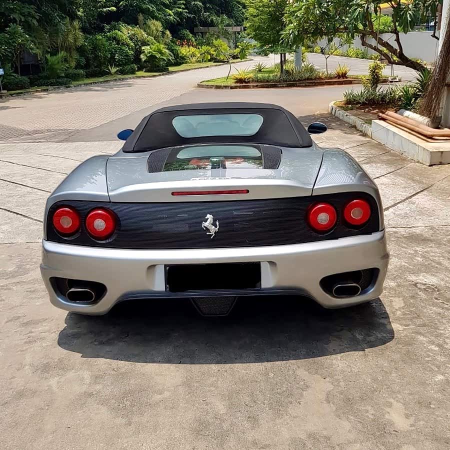 法拉利f360敞篷版实车简洁的运动造型