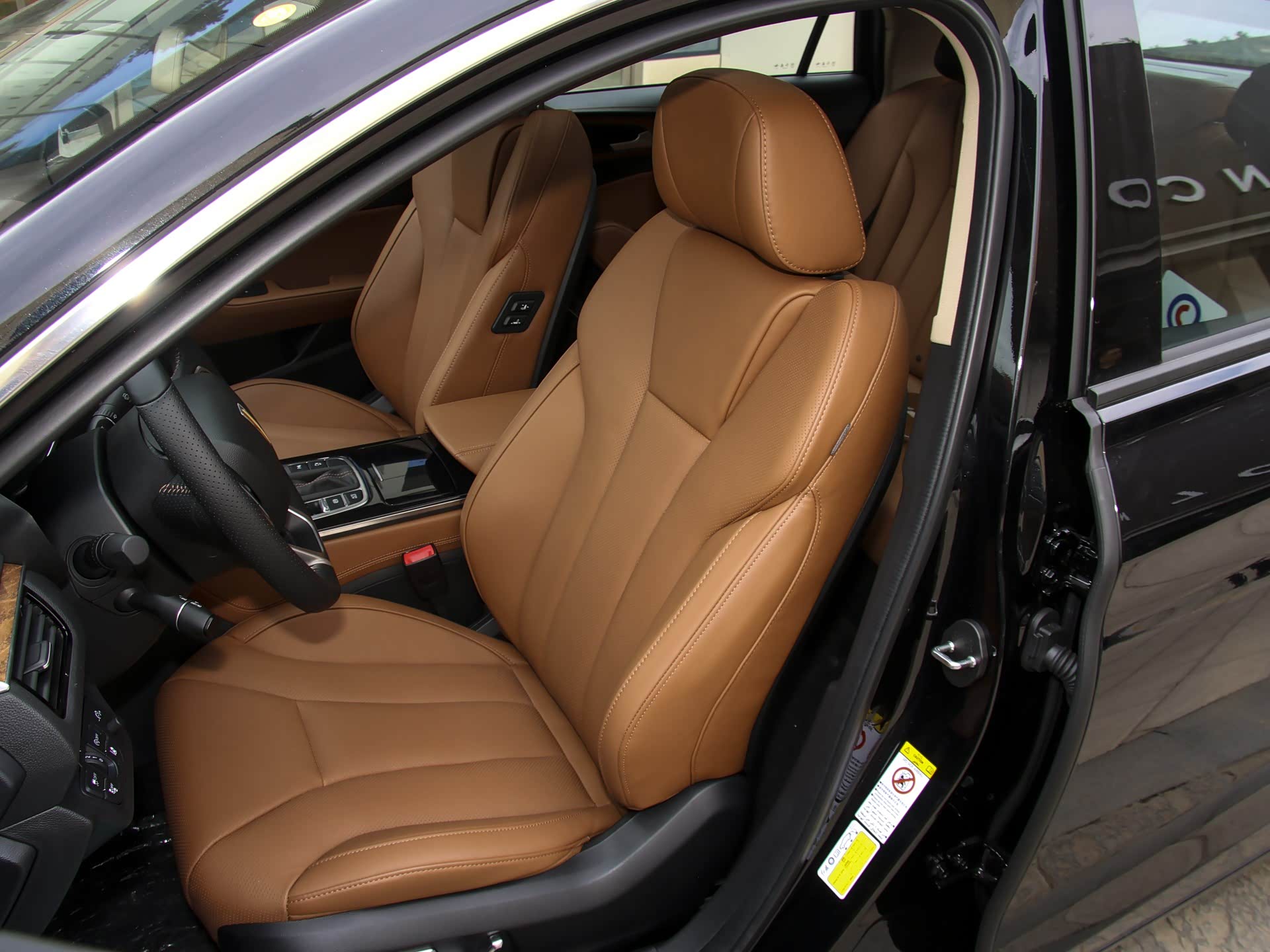 2,内饰做工也不错,大面积的软性材料包裹符合中型车的定位.