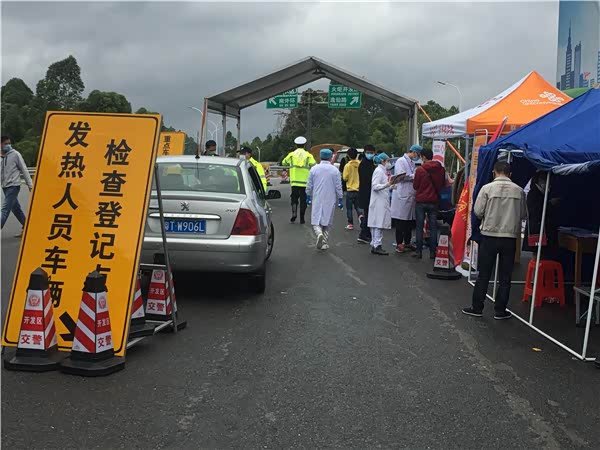 城区高速出入口: 多部门齐上阵,3小时劝返9辆车