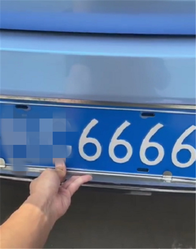 这样一台红旗h5去车管所上牌,车主摇中6666四连号,车牌挂在车身上