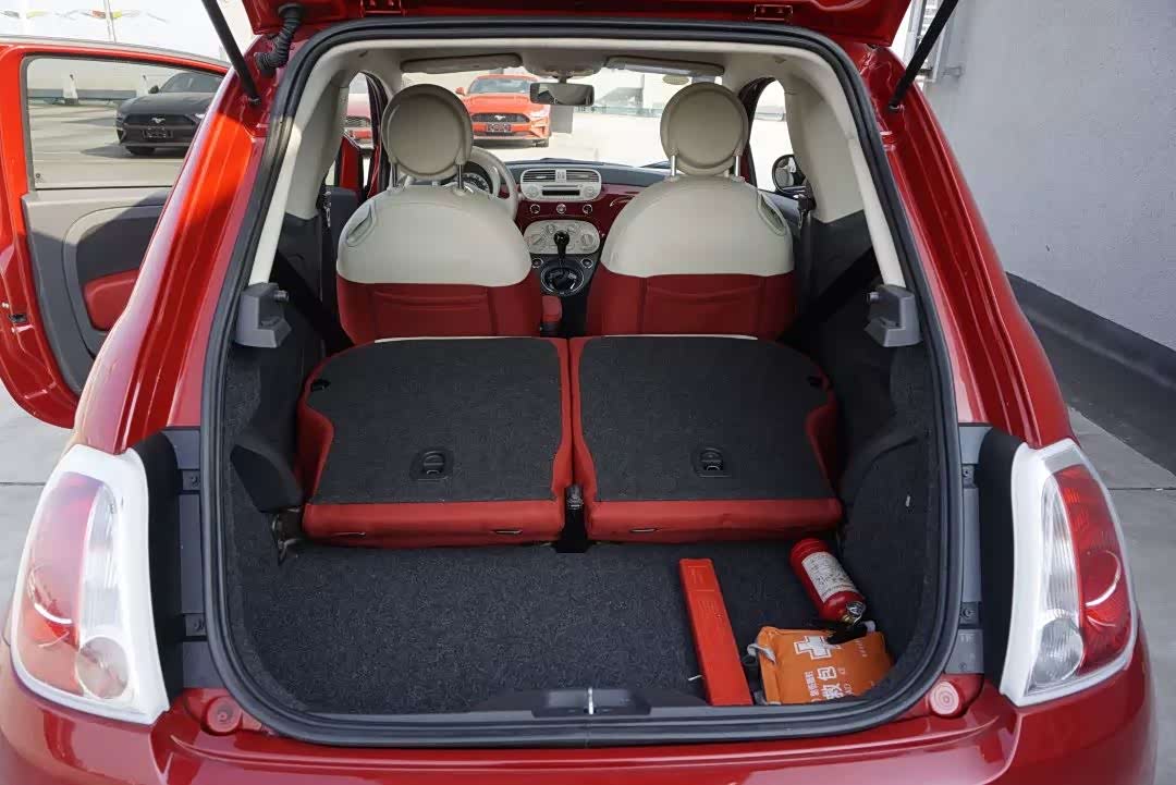 后备箱开口非常大.