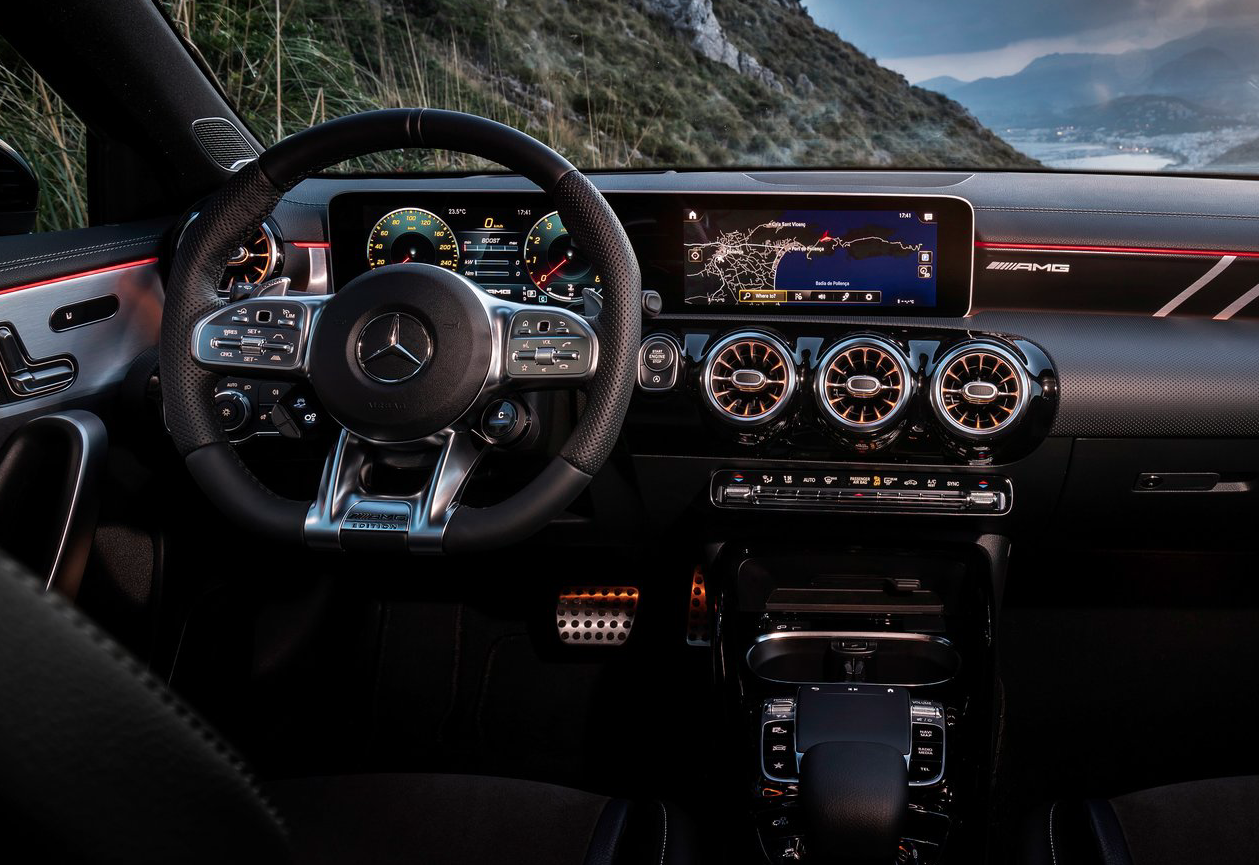 奔驰a35 两厢版入华,发现一个能打都没有?