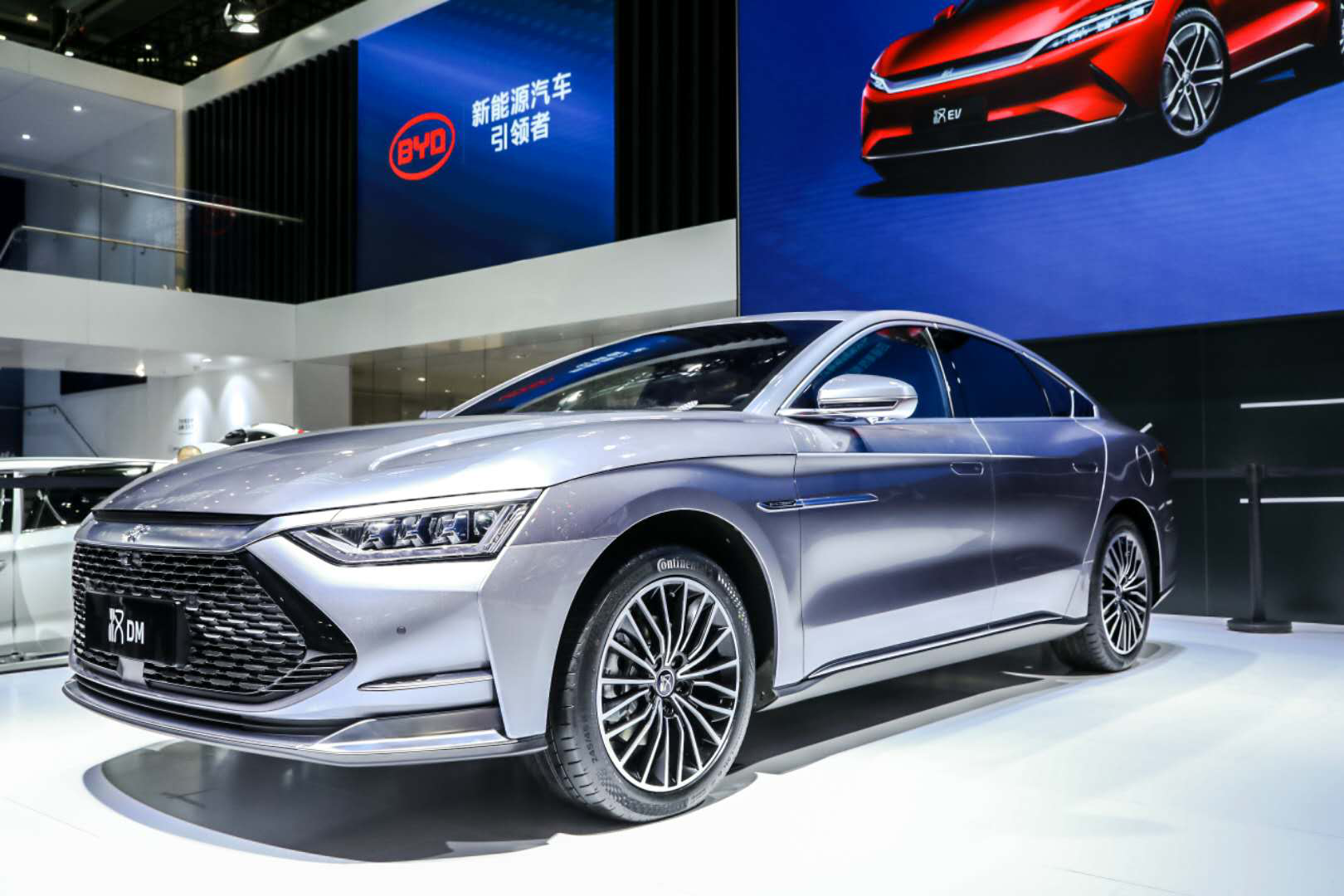 在汉的造型上,比亚迪首次采用一款车型两种前脸风格的设计方式.