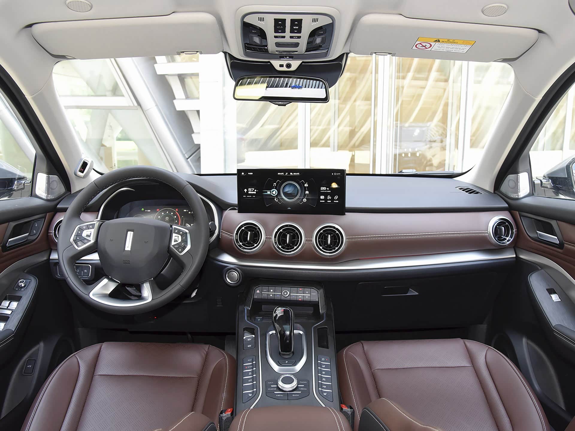 打开车门,新车内饰还有点像奔驰,三炮筒式空调出风口是不是和奔驰车有