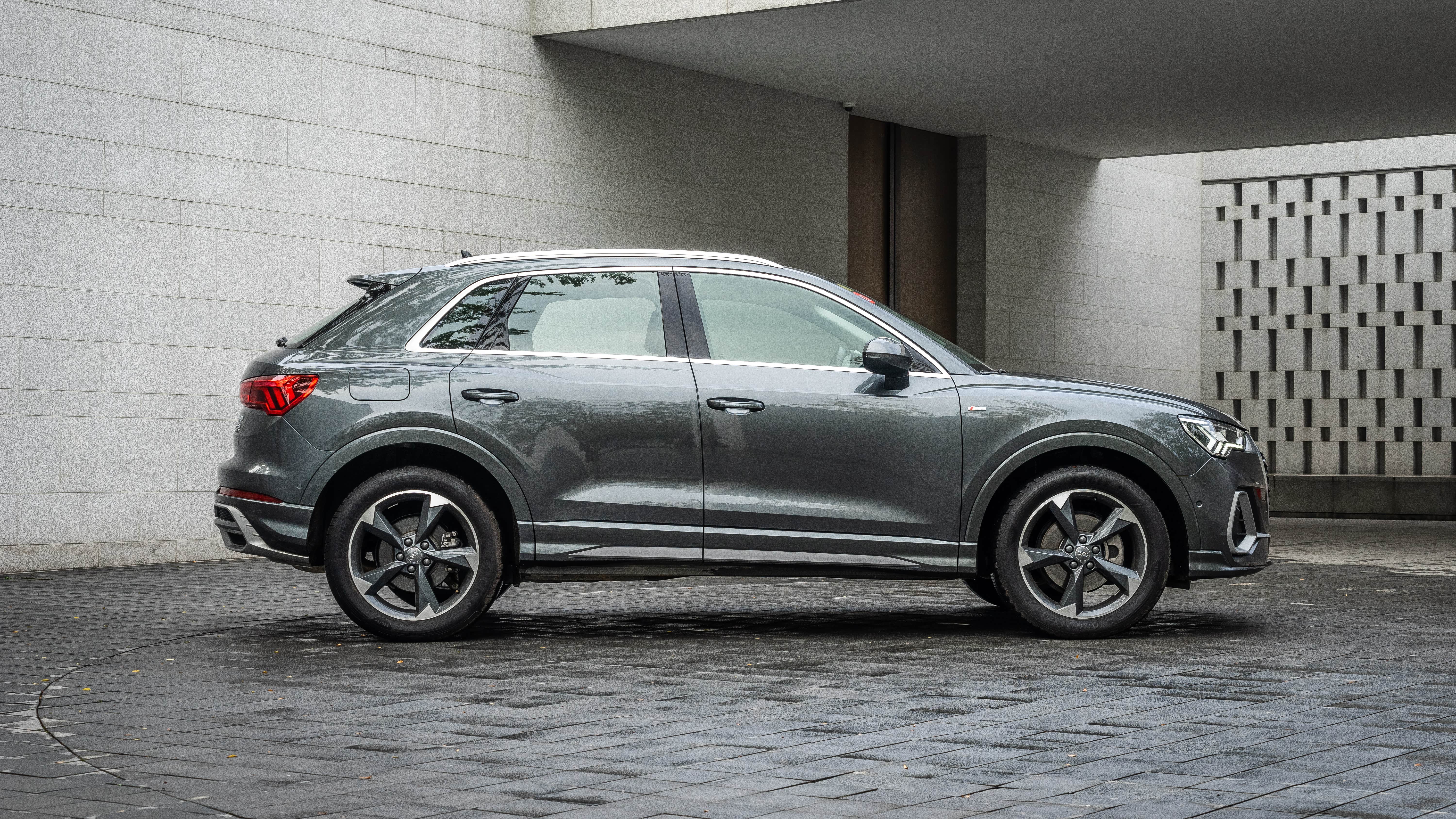 5奥迪q3好开吗车子的动力控制和内饰都很好,油耗也不;目前2021款q3的