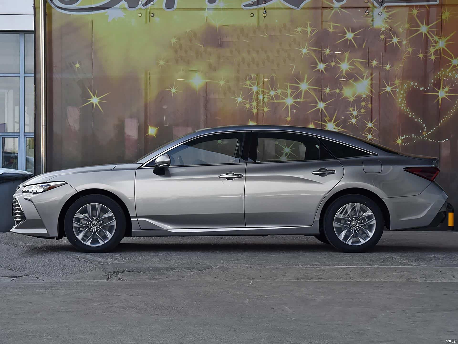 丰田亚洲龙,前脸采用较为别致的进气格栅设计,你会喜欢吗