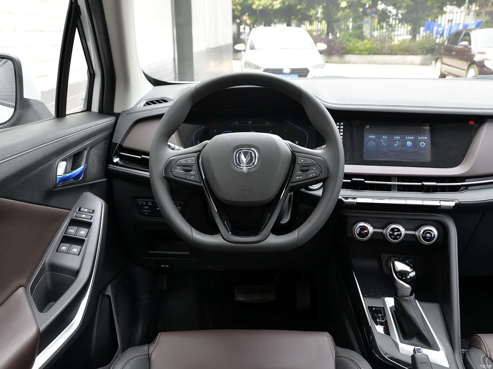 长安cs15,内饰设计豪华,实力在线!