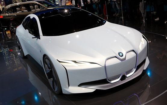 宝马i4概念车全球首秀双肾变鼻孔4s破百续航600km