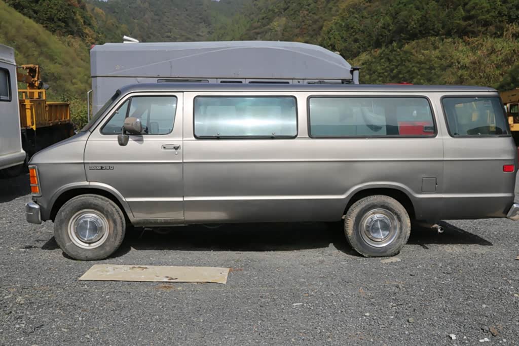 路边的经典豪华的道奇ram350厢式货车