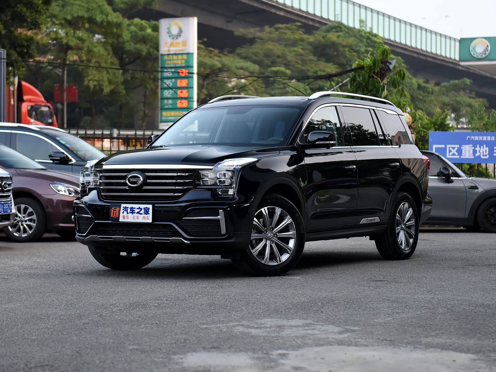 广汽传祺gs8动力十足,外观采用硬派风格,看起来精致大气