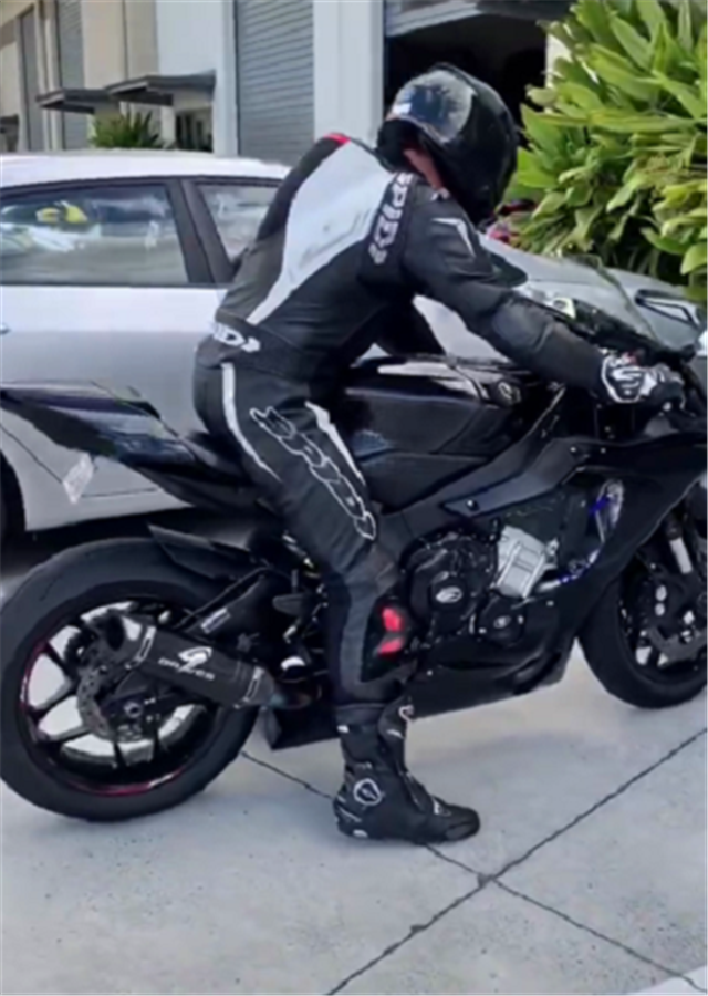 67黑武士雅马哈r1车价6位数马力200匹28秒破百