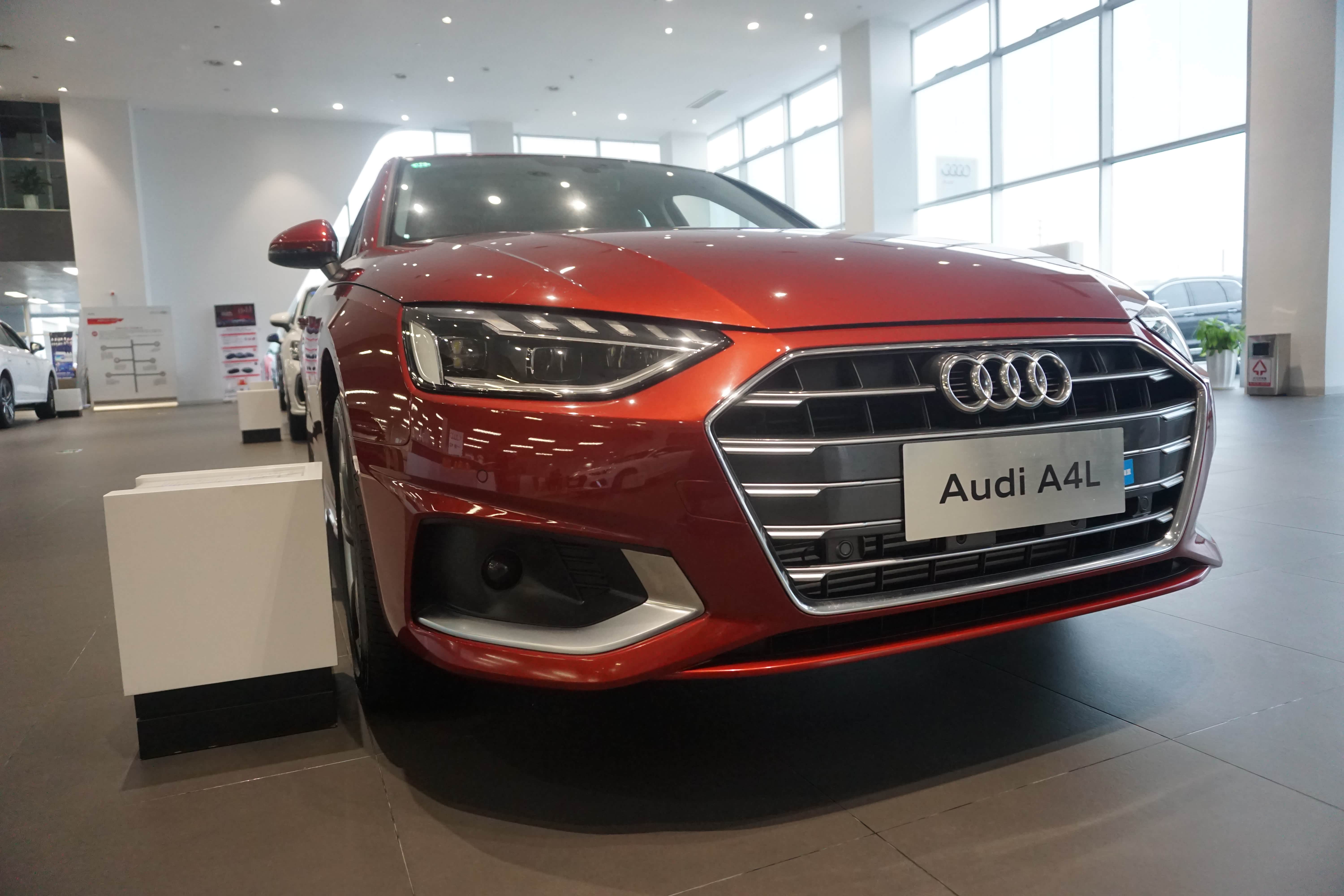 实拍2020款奥迪a4l,斗牛士红很帅气,2.0t油耗6.1l配定速巡航