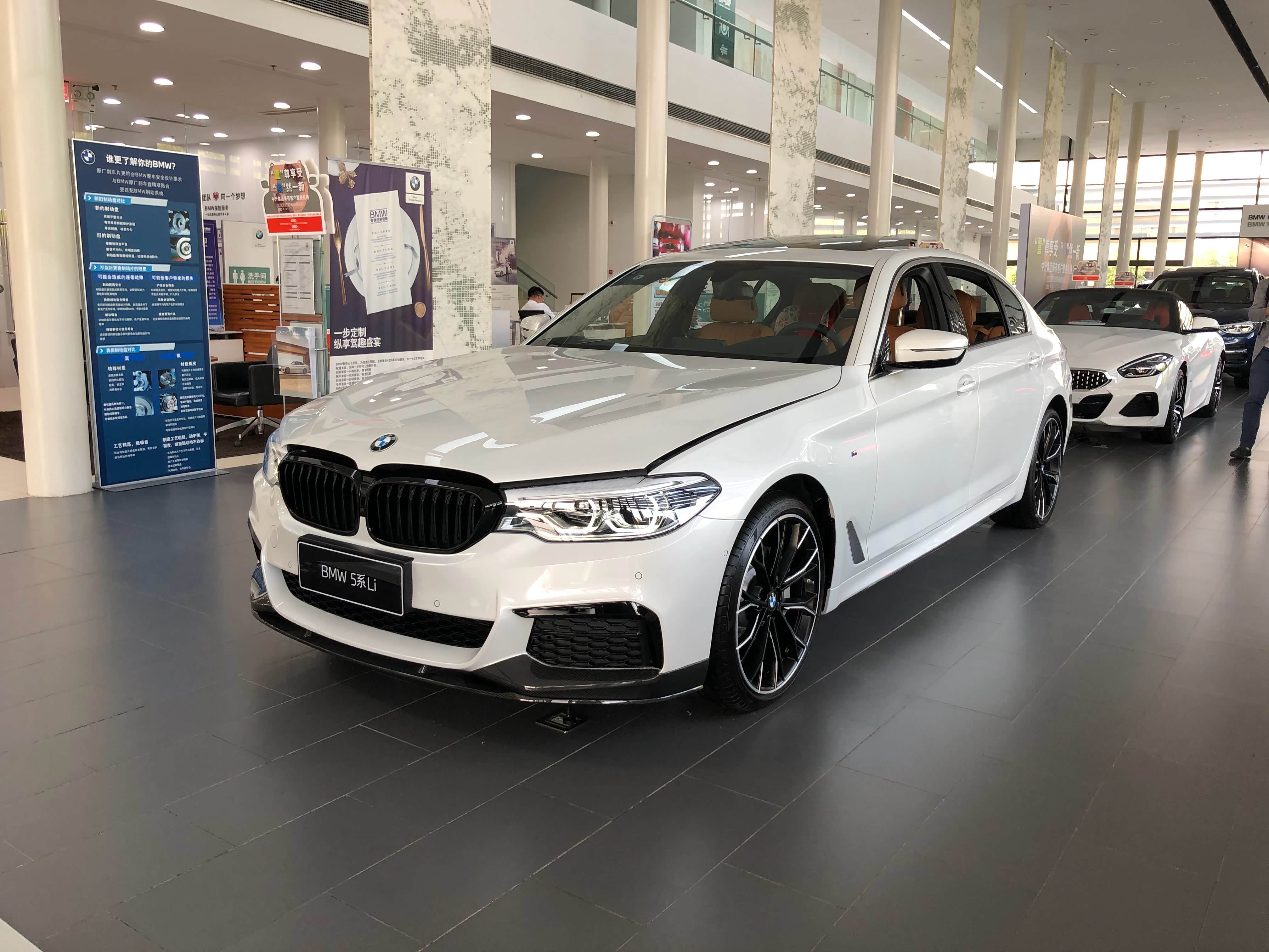 2020款宝马530li,黑化套装更显运动时尚