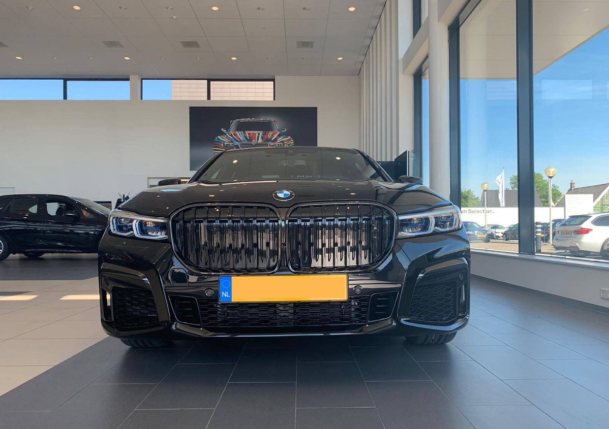 全新宝马7系化身黑武士!宝马7系海外到店实拍!网友:太帅了!