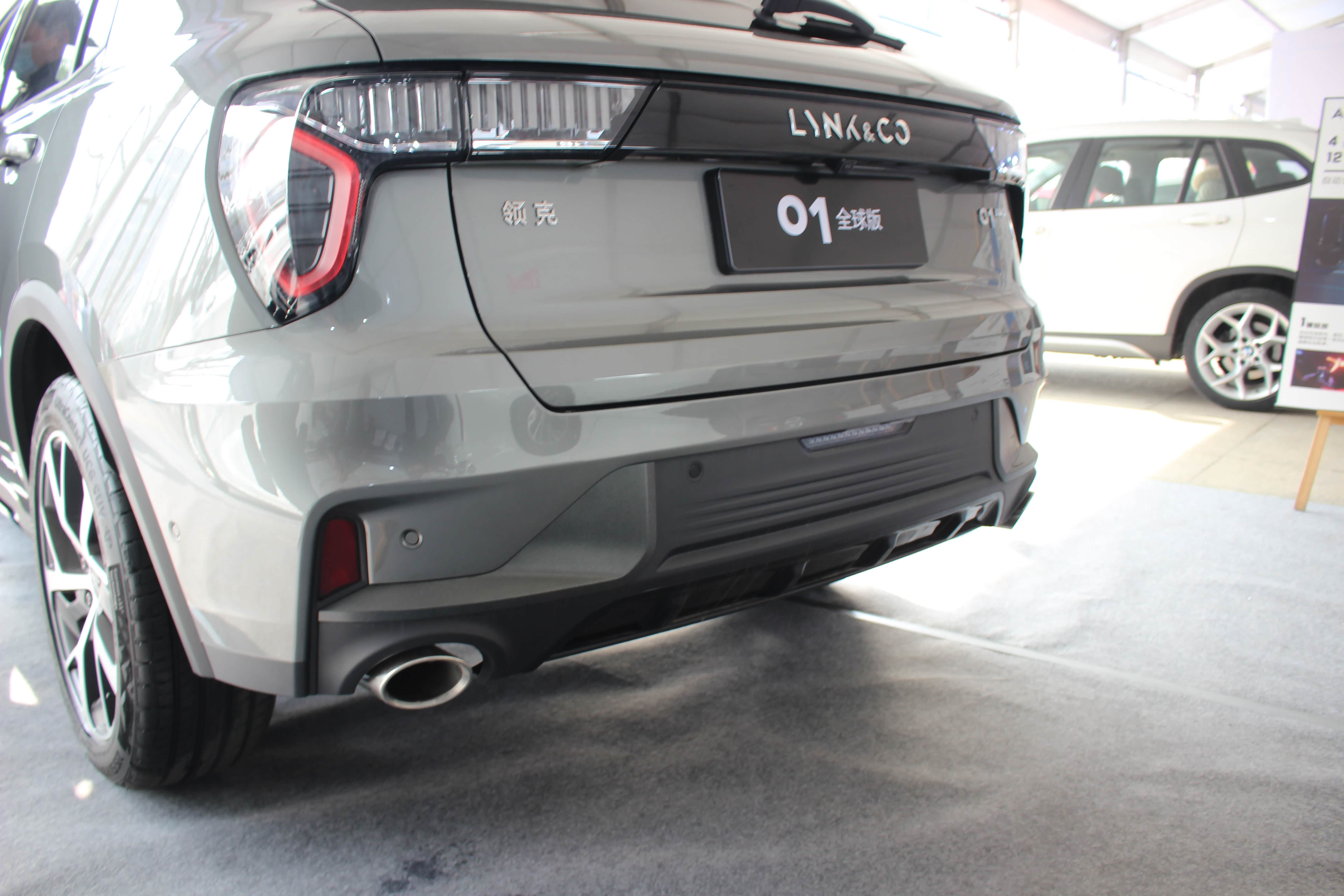 到店实拍吉利领克01全球版,引入第三代爱信8at变速箱.