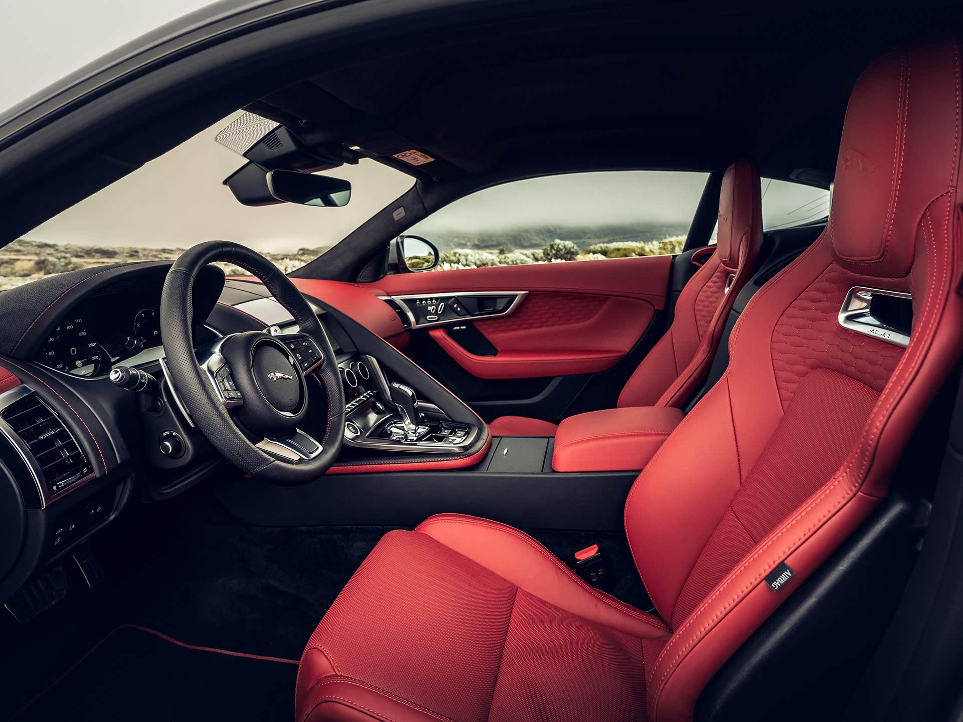 新款捷豹f-type 2.0t硬顶版 驾驶舱内饰