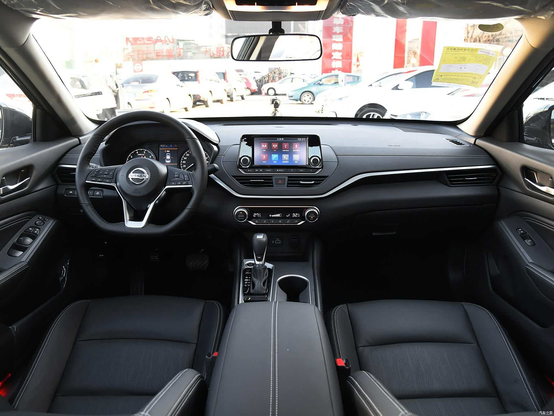 二,"内饰简单" 相比于外观的精致帅气,新天籁内饰设计略显平庸.