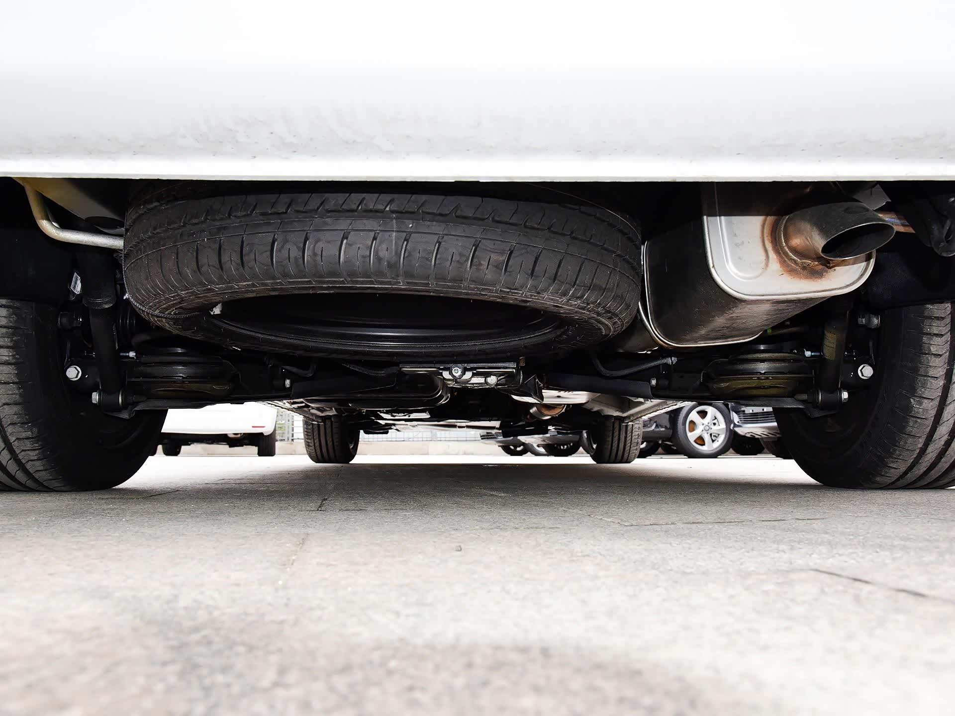 与此同时,优秀的nvh(噪声,振动与声振粗糙度)和底盘调教,使奔驰v级