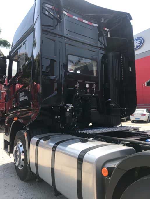 50来万的最豪解放街头看解放最新j7重型牵引车