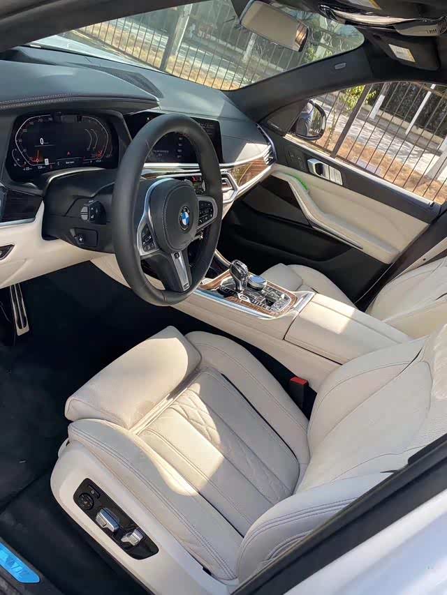 宝马x5,内饰与外观都是白色的,真漂亮