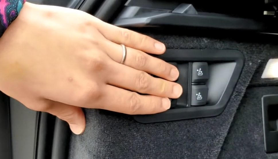 2019款 bmw x7 40i 的后备箱带有电动折叠按钮