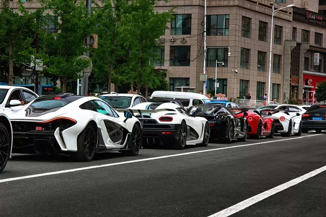 青海高速惊现超跑车队,进隧道那刻感觉隧道要被"炸塌"了!