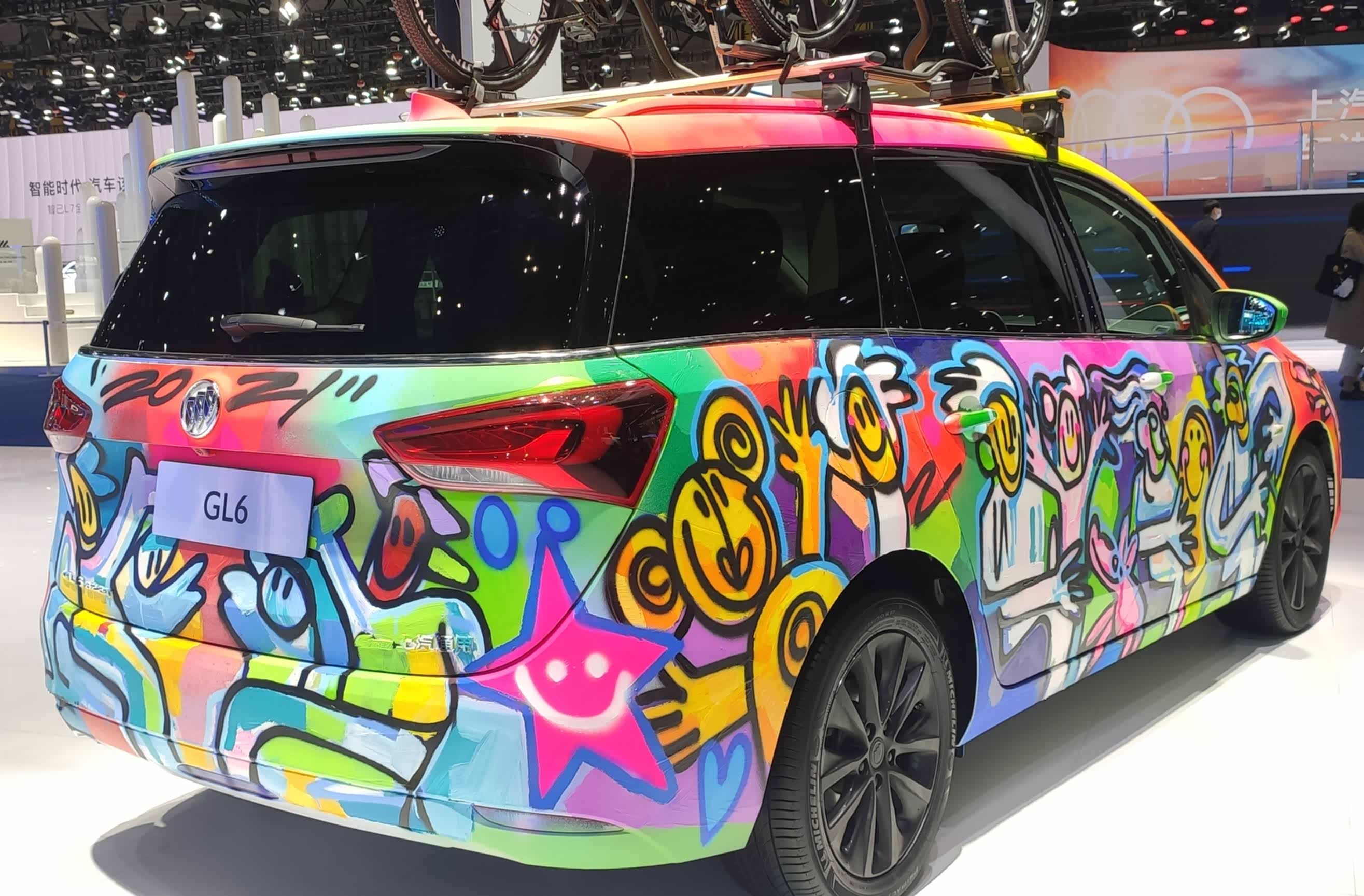 2021上海车展别克gl6彩绘版实车鲜艳颜色俏皮灵动