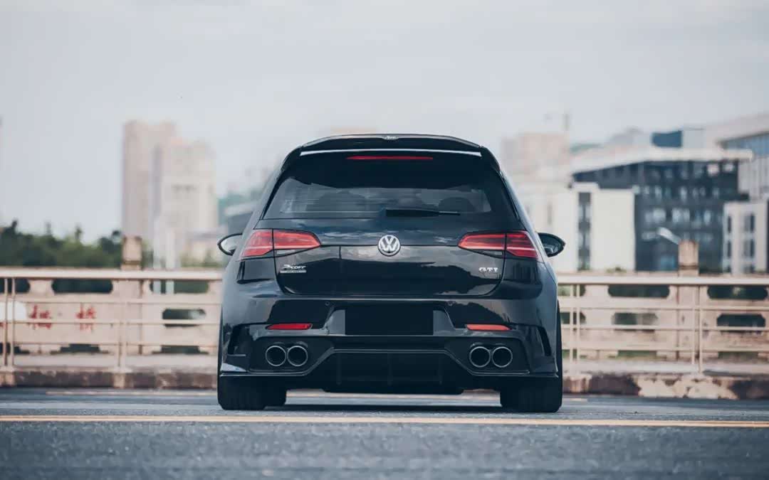 大众7代高尔夫r改装实拍最大400匹马力破百仅需4秒