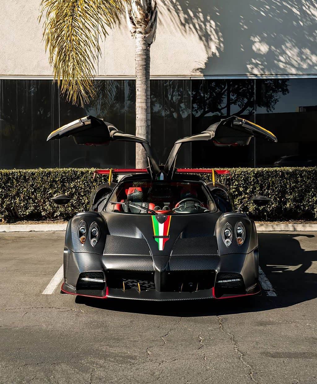 帕加尼huayra imola 复古科幻的设计 开着回头率高