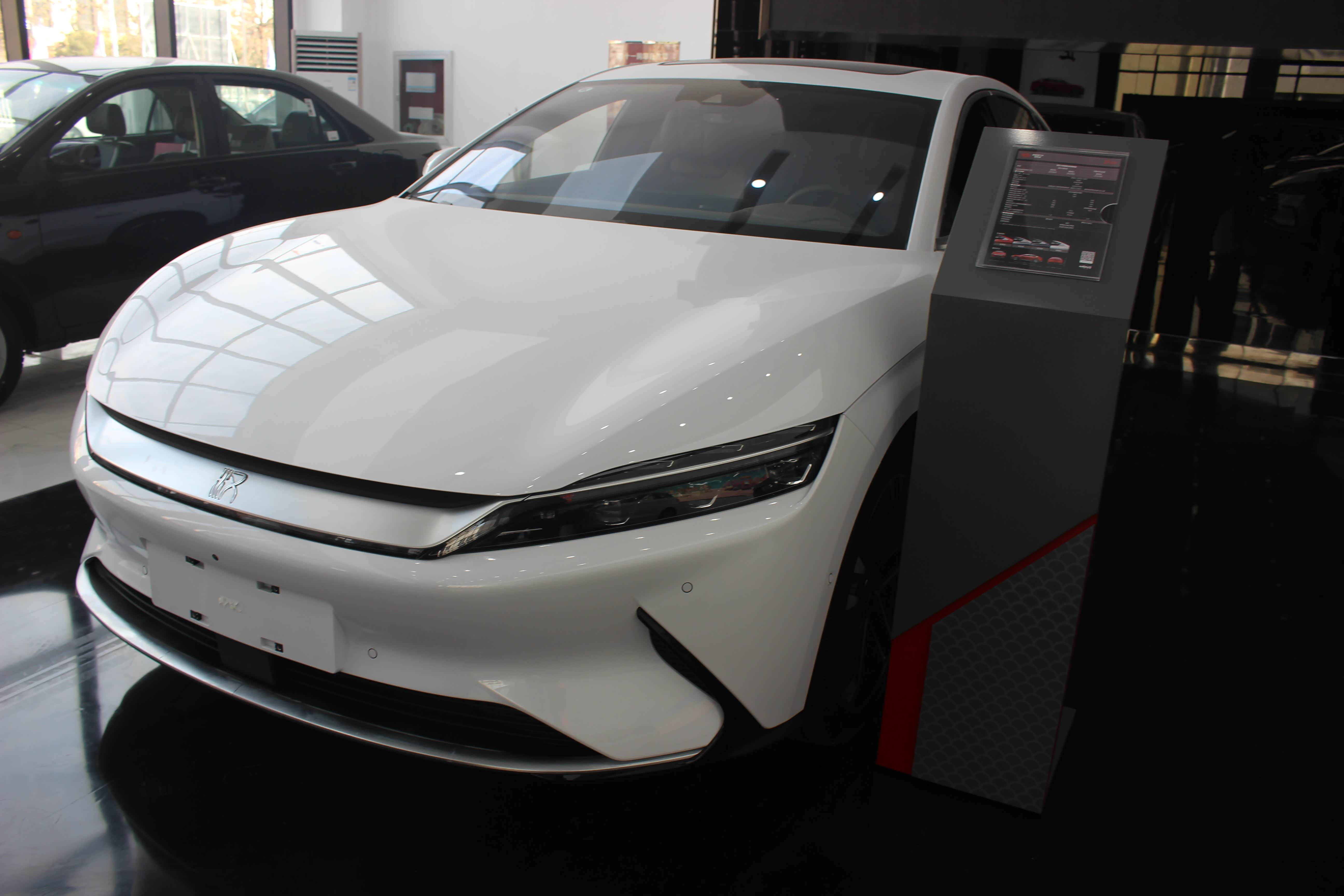 到店实拍汉ev售价2298万元起车身超49米