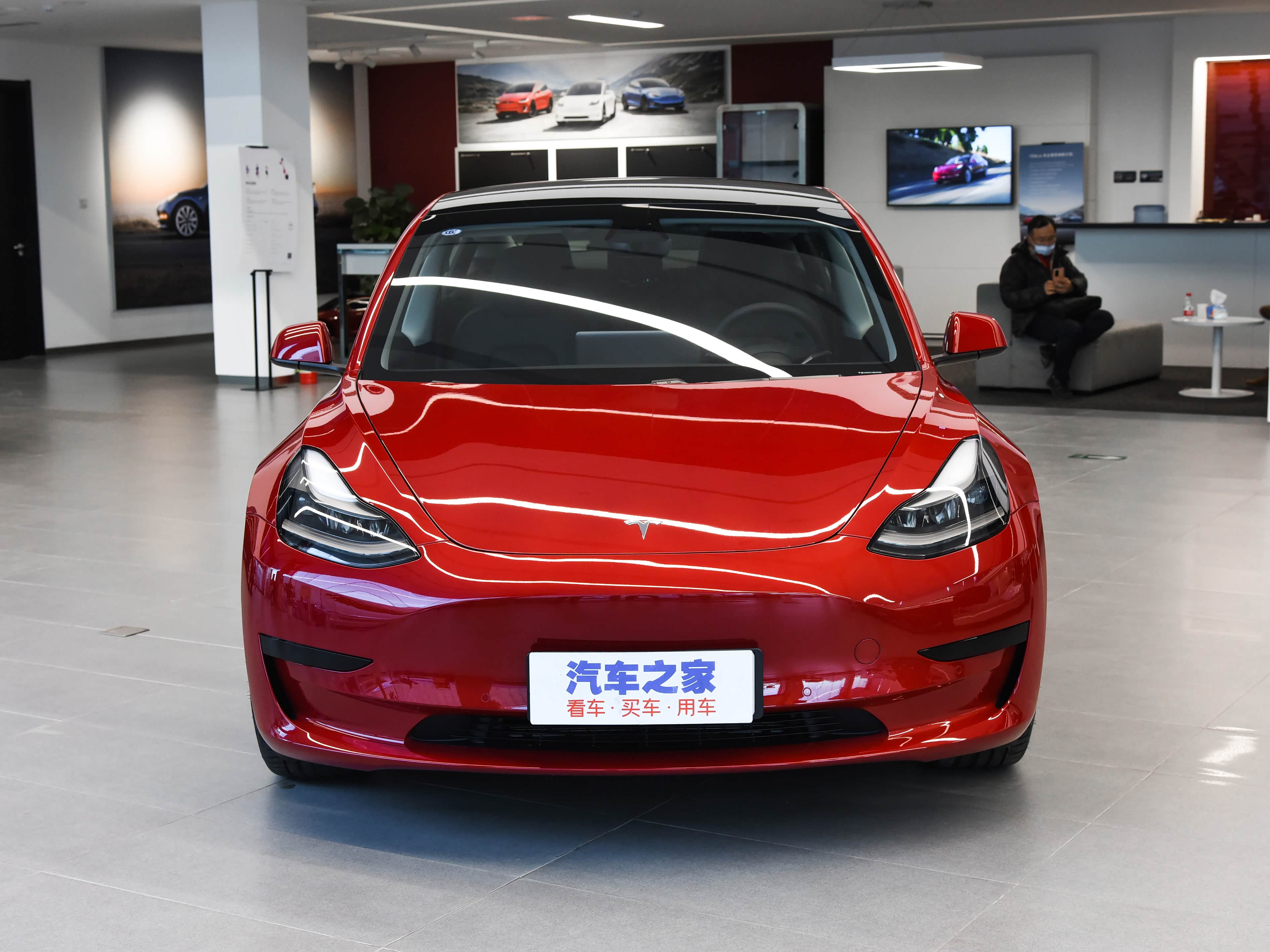 首先外观方面,全新model 3前脸依旧采用了特斯拉最新的设计语言,谐档