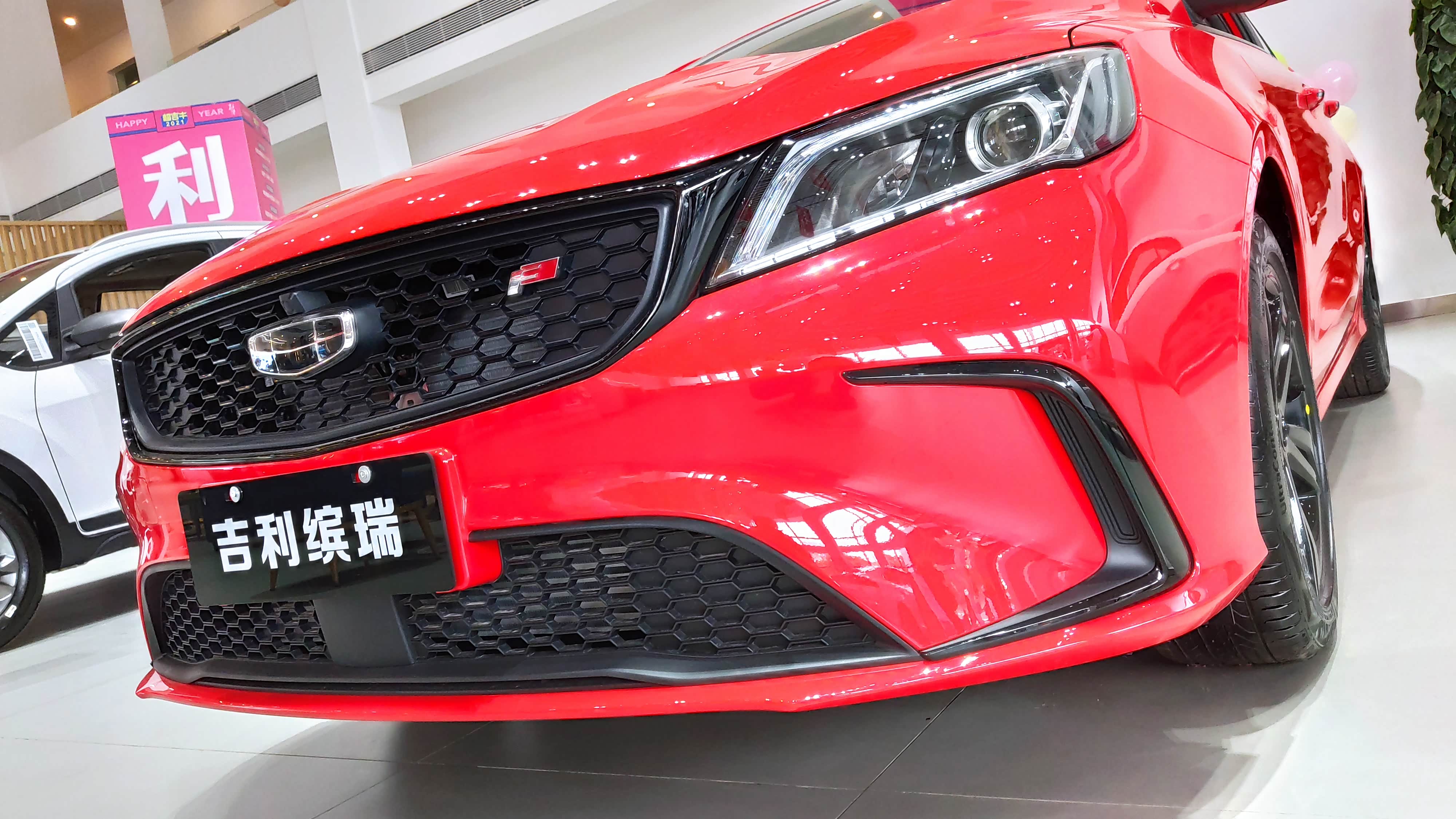 中国钢炮:实拍2021款吉利缤瑞,帅就完了