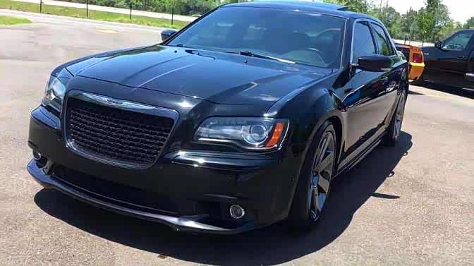 百公里加速只需4秒的硬汉暴徒,实拍克莱斯勒300csrt-8