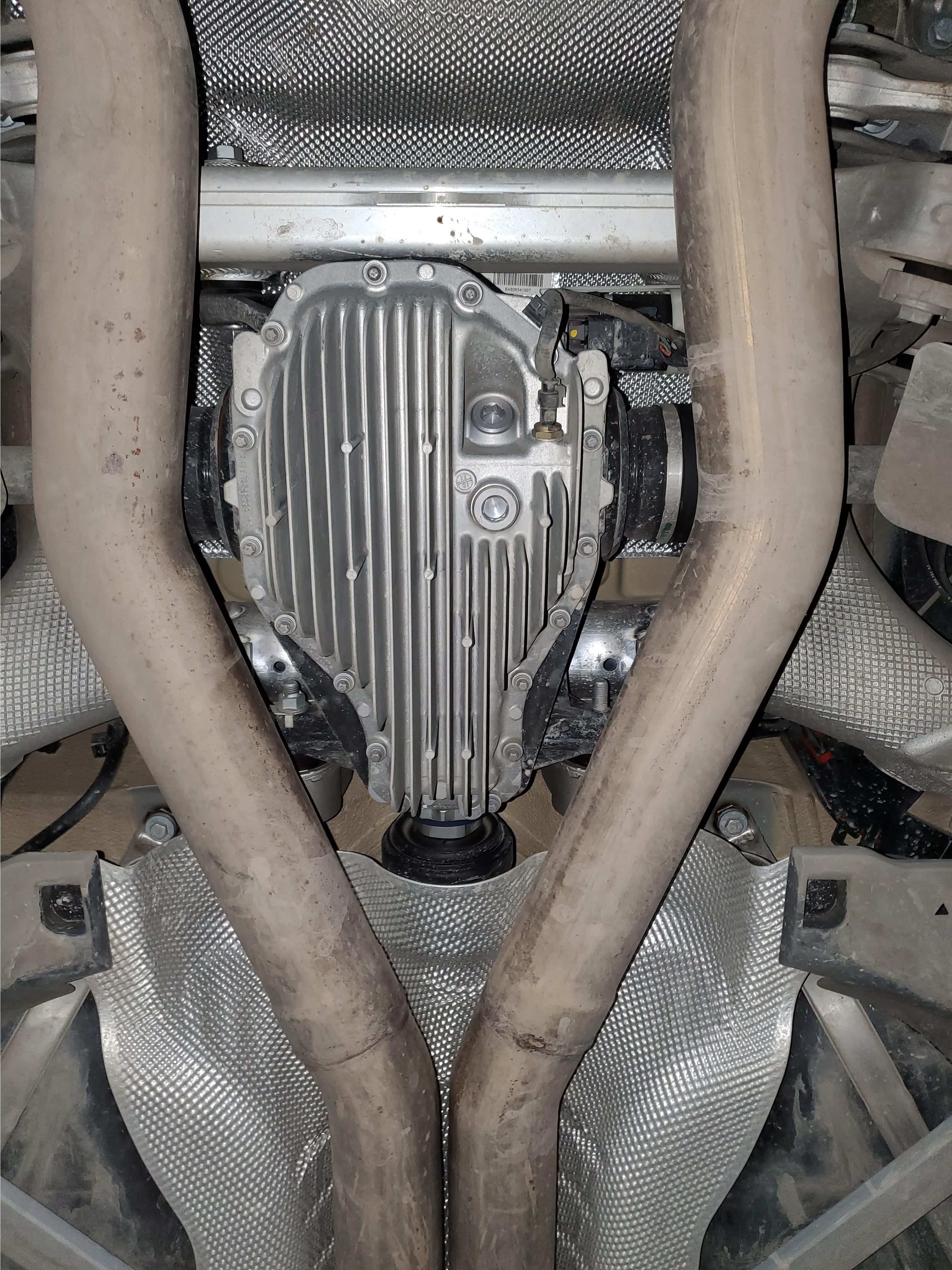 后差速器无拆卸痕迹,底部无渗油现象.