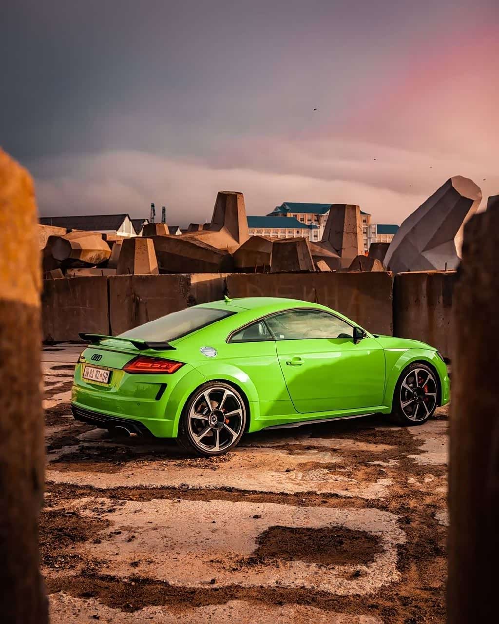 外观帅气 动力表现很到位 奥迪tt rs 绿色车漆涂装回头率高