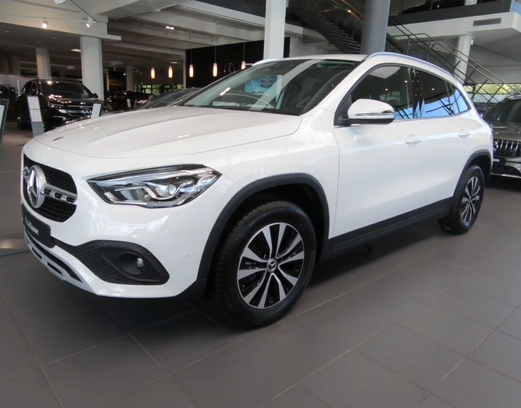 2021款的白色奔驰品牌 gla 180!