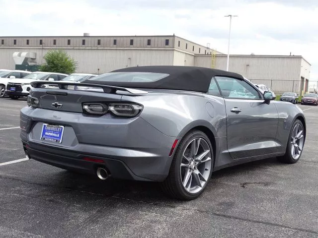 2020款雪佛兰科迈罗,美式肌肉跑车 敞篷=真香,回头率高