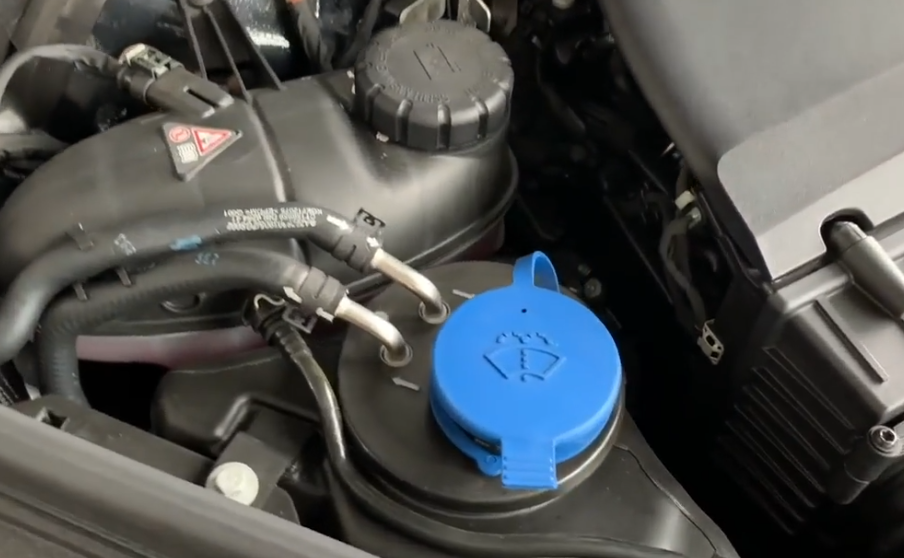 2020款 奔驰 amg s63 coupé facelift,玻璃水注水口展示