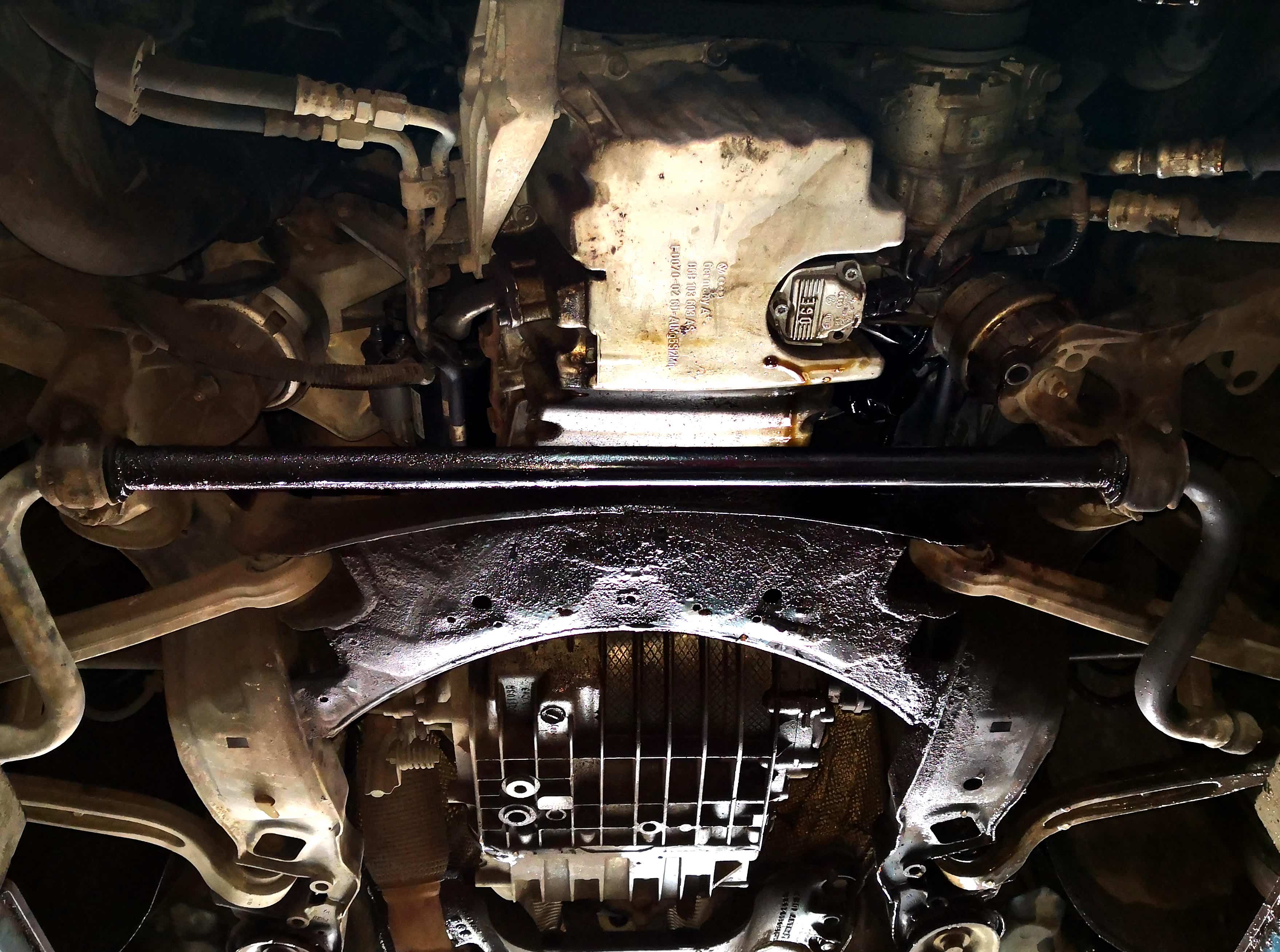 奥迪a6l更换机油滤清器底座总成