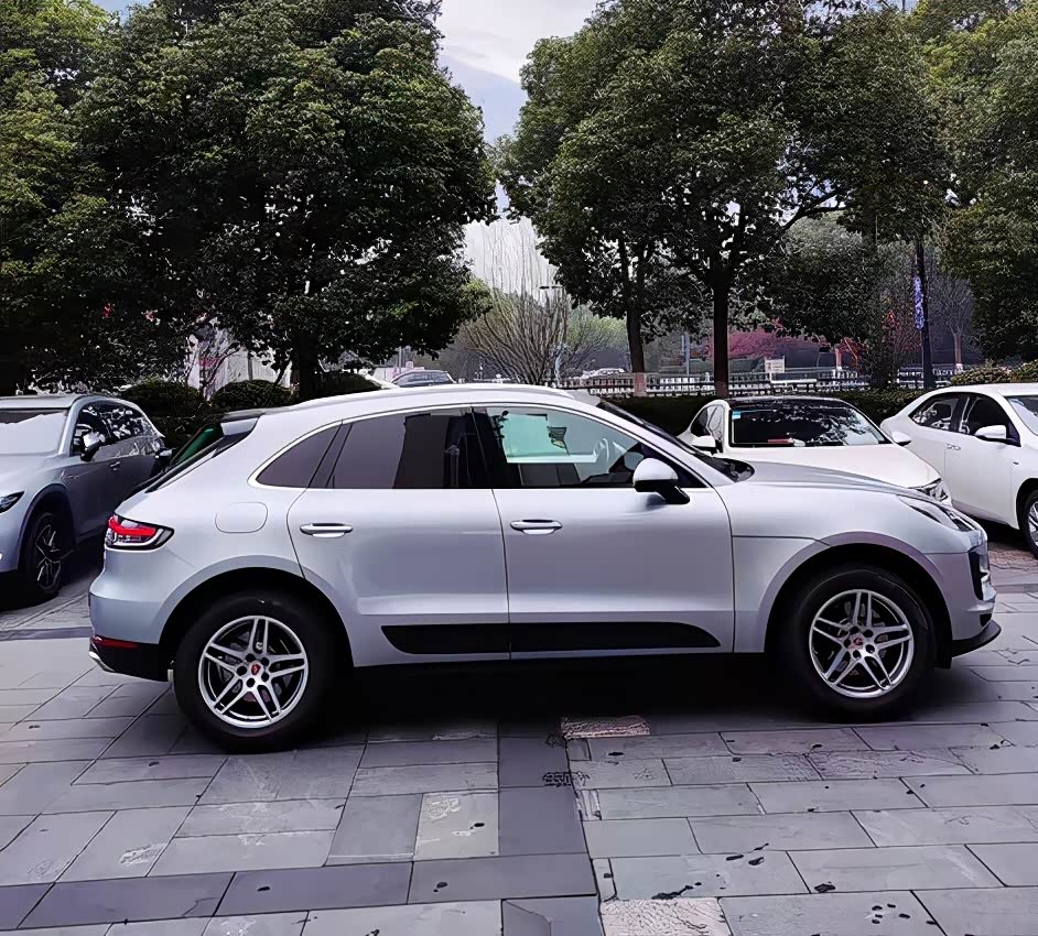 实拍:保时捷macan,销量一般价格坚挺,银色外观很少见