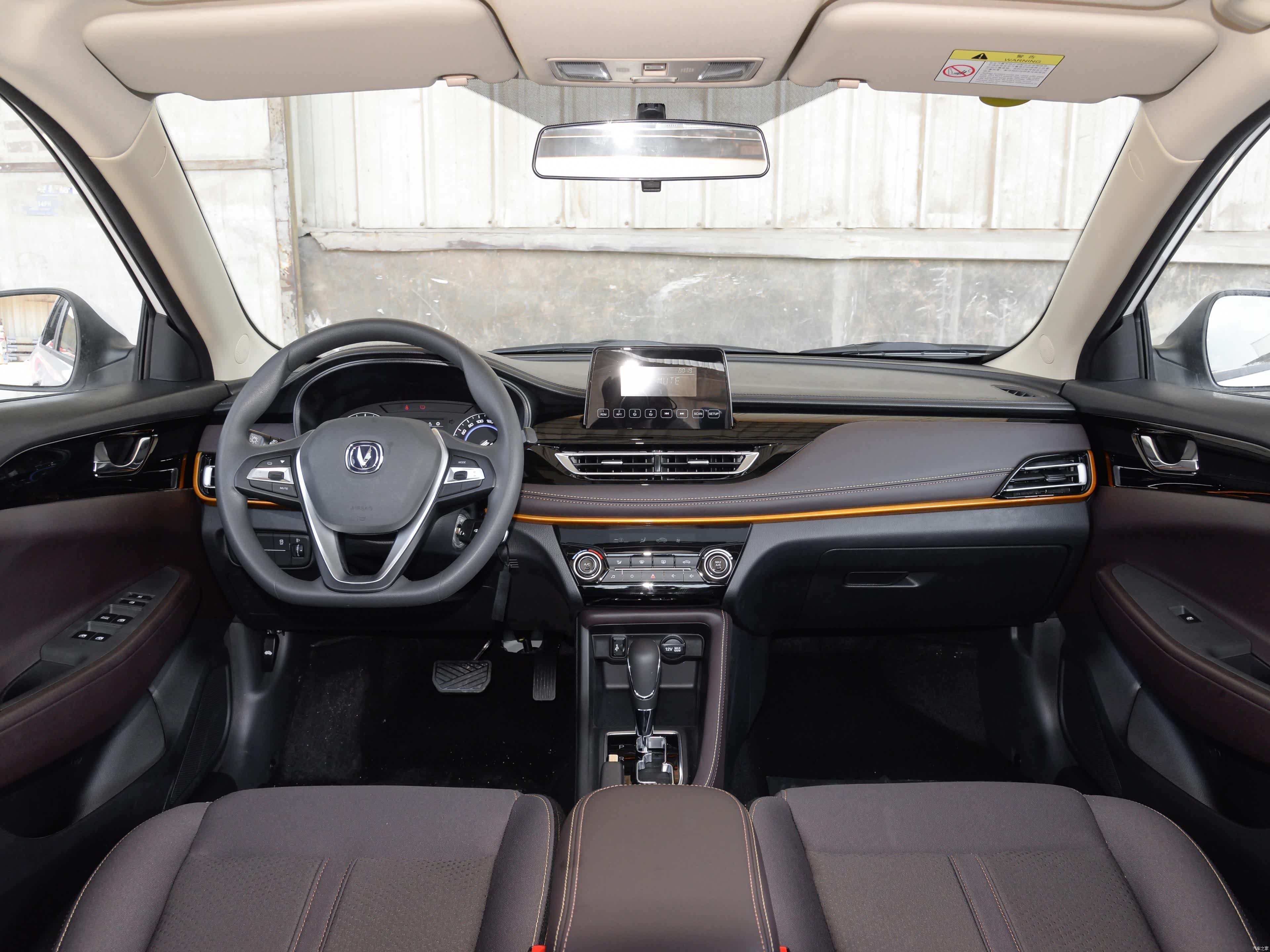 长安逸动dt,内饰比较简约,你会喜欢吗