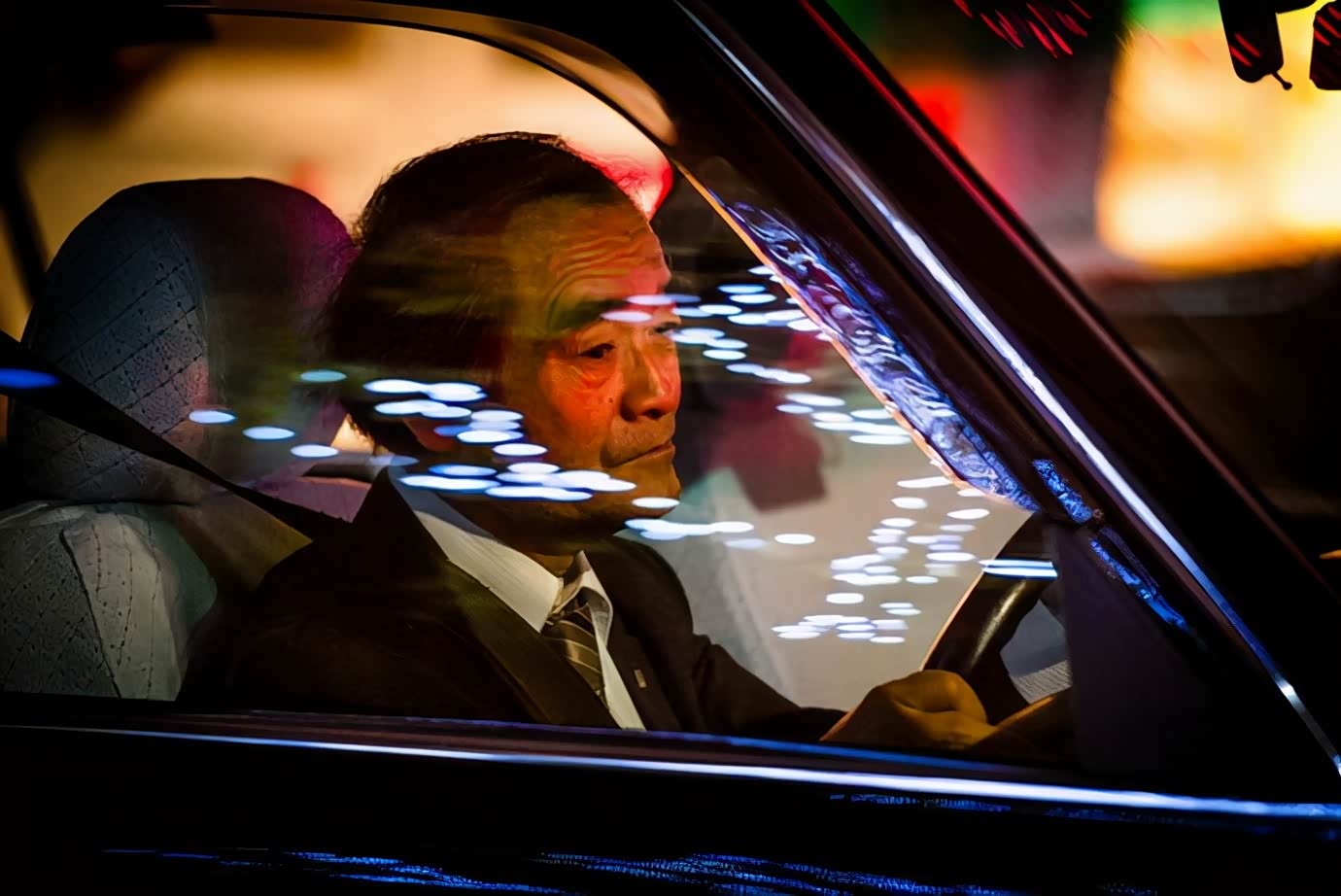 日本东京的出租车司机老年人依然在跑出租