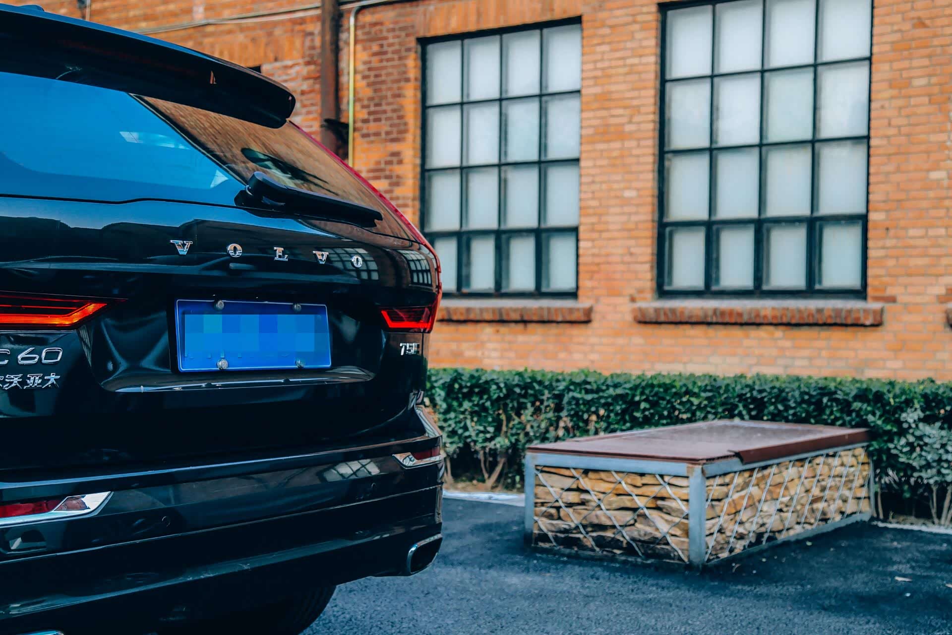 车尾的沃尔沃字母logo是沃尔沃一贯的特点 从老款的各个车型,也能找到