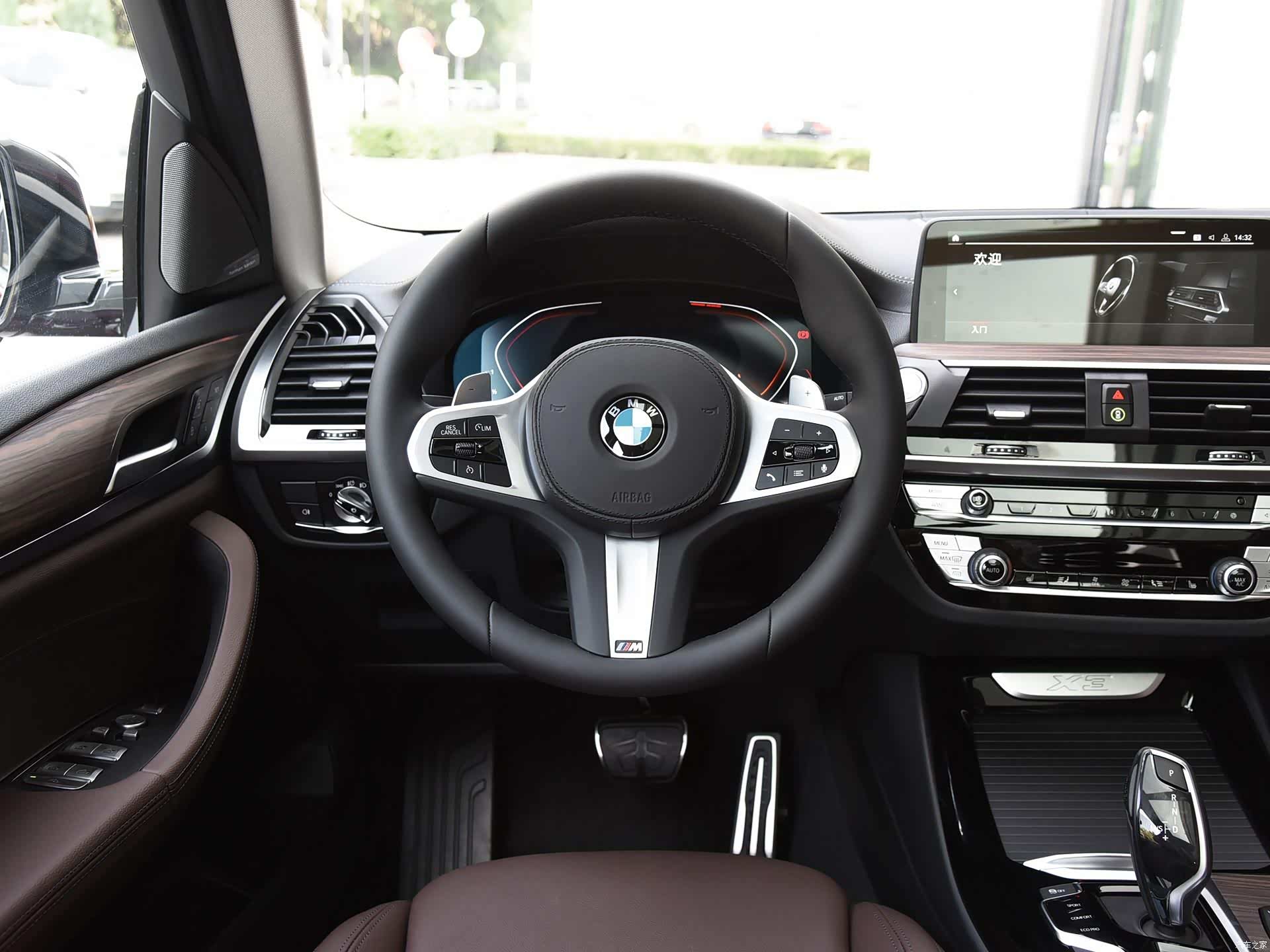内饰方面,2020款华晨宝马x3的内饰设计同样没有变化,依旧采用了宝马